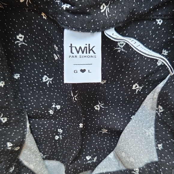 Twik Black and White Floral Blouse And Skirt Set - Picture 2 of 4